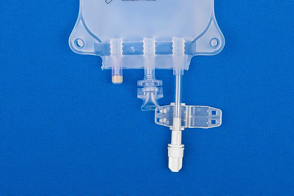 Close-up of the ports, non-reopening clamp and female screw connector on the Metrix Secure 3,000 mL EVA bag