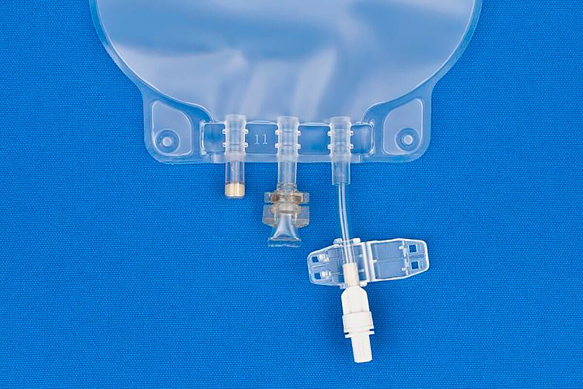 Close-up of the ports, clamp and male screw connector on the Metrix Secure 664 Series 2,000 mL EVA bag