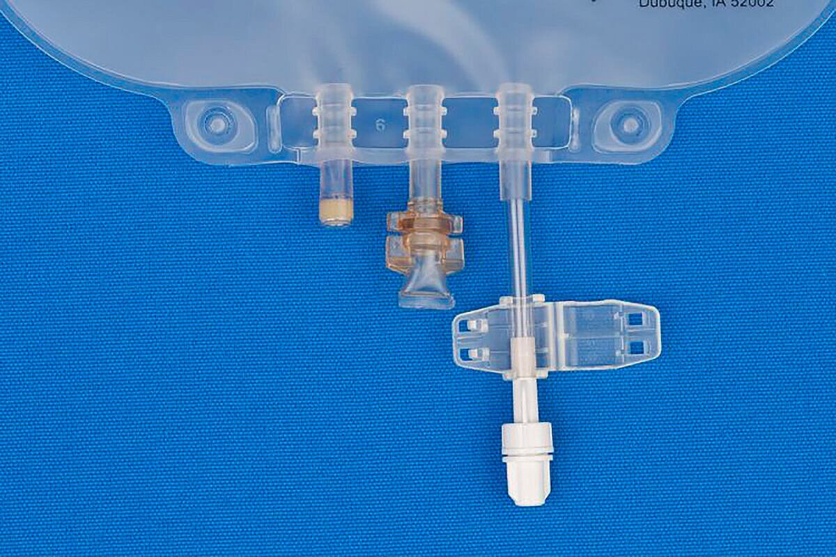 Close-up of the lower ports, clamp and male screw connector on the Metrix Secure 666 Series 3,000 mL TPN bag
