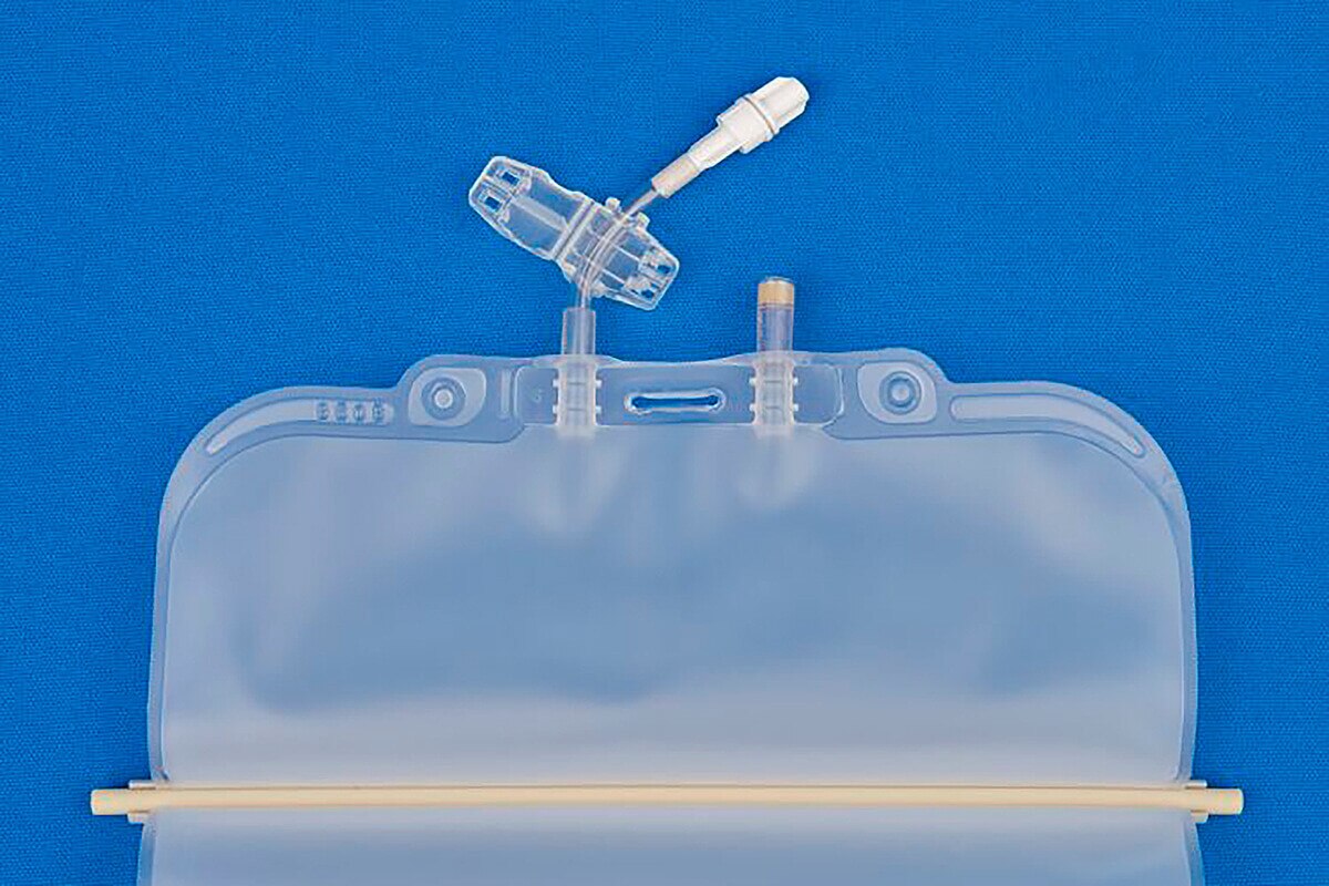 Close-up of the upper chamber ports and clamp on the Metrix Secure 666 Series 3,000 mL TPN bag