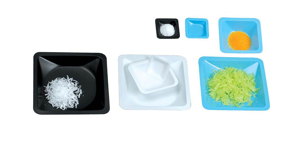 Heathrow Scientific antistatic polystyrene weigh boats in assorted sizes and colors, including the small white 10 mL laboratory weigh boat